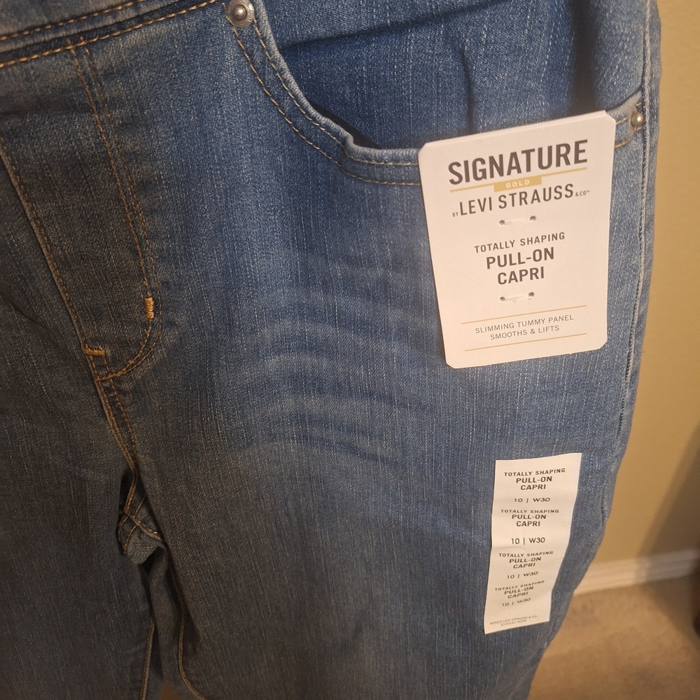 NWT Signature Levi Strauss Women's Pull On Capri Totally Shaping. Size 10 - Picture 4 of 7
